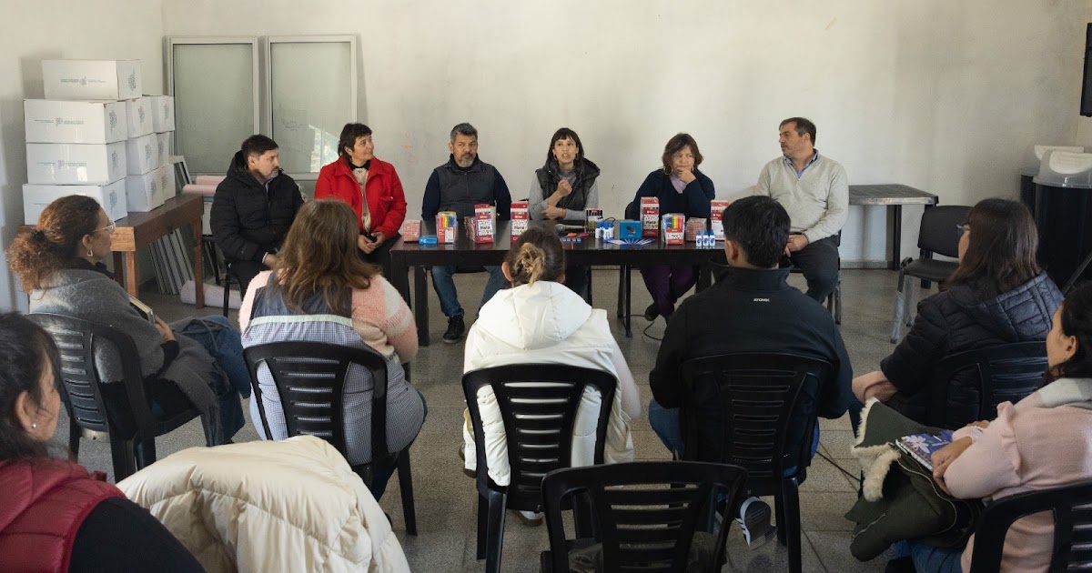 Autoridades provinciales visitaron La Tosquera para coordinar acciones educativas y comunitarias | FM Avenida