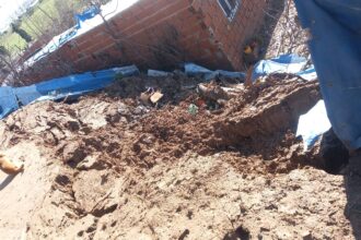 Bajo Cementerio: piden colaboración para construir "un paredón" y evitar el riesgo de derrumbe de una vivienda | FM Avenida
