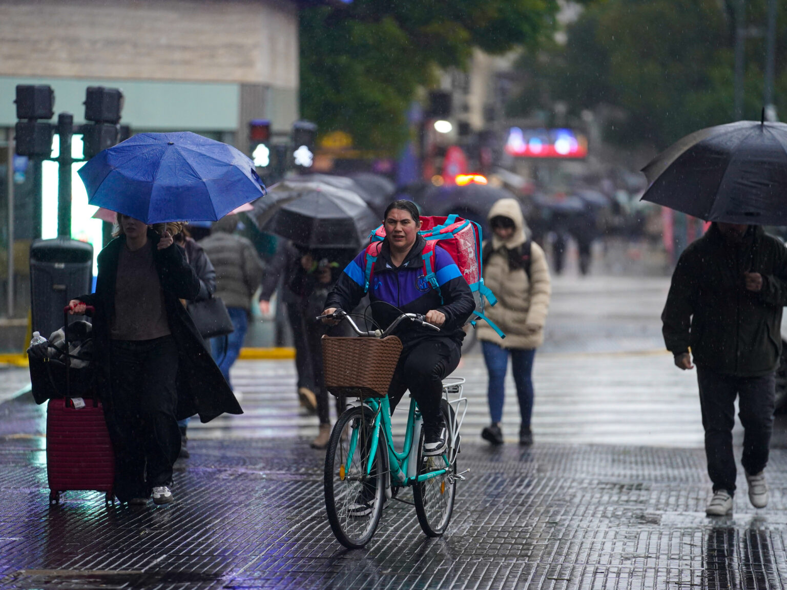 Clima hoy y ciclogénesis en Buenos Aires: siguen las lluvias y ahora rige una alerta amarilla por fuertes vientos en el AMBA | FM Avenida