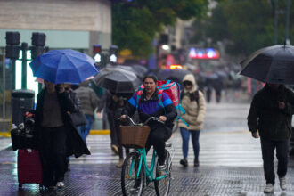 Clima hoy y ciclogénesis en Buenos Aires: siguen las lluvias y ahora rige una alerta amarilla por fuertes vientos en el AMBA | FM Avenida