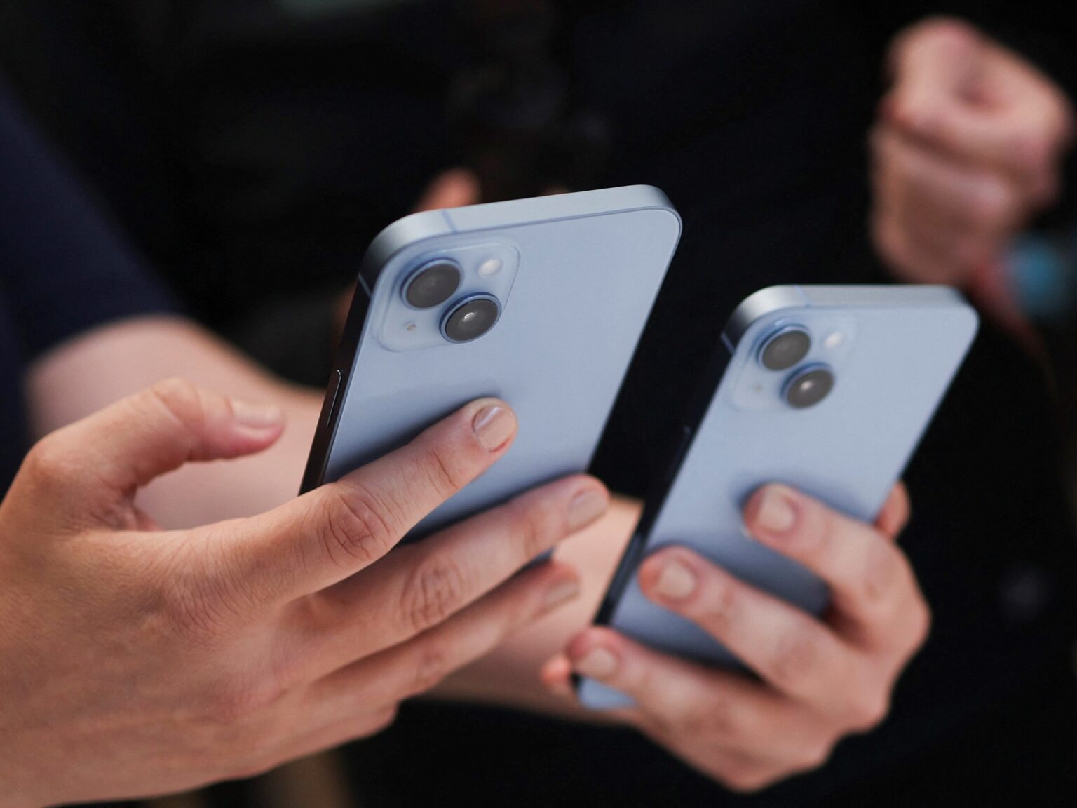 Comprar celulares en Argentina o traerlos de afuera: cómo quedaron los precios tras la baja de aranceles y cuál es la mejor opción | FM Avenida