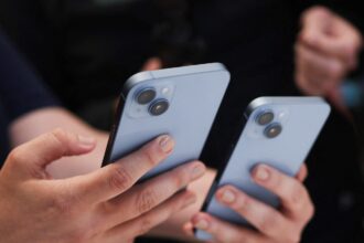 Comprar celulares en Argentina o traerlos de afuera: cómo quedaron los precios tras la baja de aranceles y cuál es la mejor opción | FM Avenida