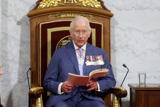 Descubrí el ritual nocturno de Carlos III: su Martini y la copa que siempre lleva consigo | FM Avenida