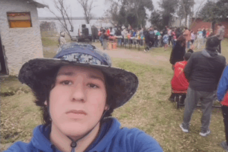 El gesto solidario de Lisandro, un adolescente que hizo muñecos de Minecraft y regaló golosinas en el Día del Niño | FM Avenida