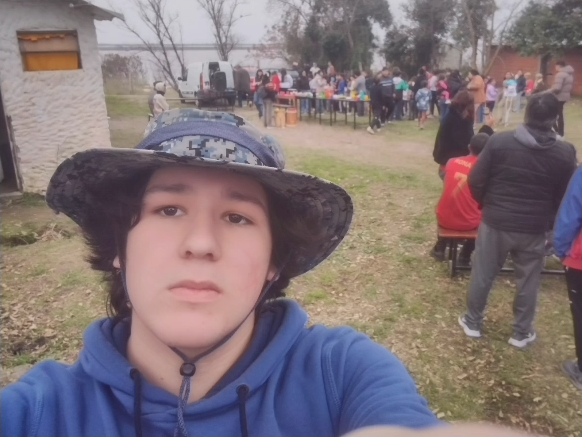 El gesto solidario de Lisandro, un adolescente que hizo muñecos de Minecraft y regaló golosinas en el Día del Niño | FM Avenida