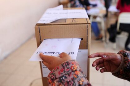 Elecciones 2025 en Argentina, EN VIVO: a menos de 48 horas para el cierre de listas legislativas, sigue la danza de nombres en LLA y el peronismo | FM Avenida