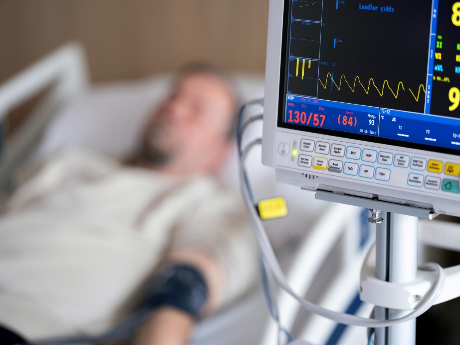 Entró en coma y el hospital quiso retirarle el soporte vital: sus dos amantes tomaron una contundente decisión | FM Avenida