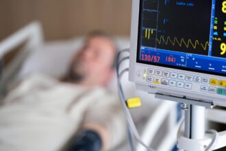 Entró en coma y el hospital quiso retirarle el soporte vital: sus dos amantes tomaron una contundente decisión | FM Avenida