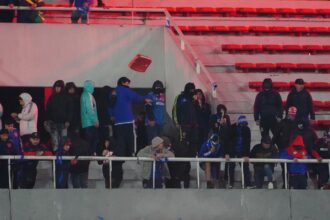 Graves incidentes en Avellaneda: intentan desalojar a los hinchas de la U. de Chile por arrojar objetos contra los de Independiente | FM Avenida