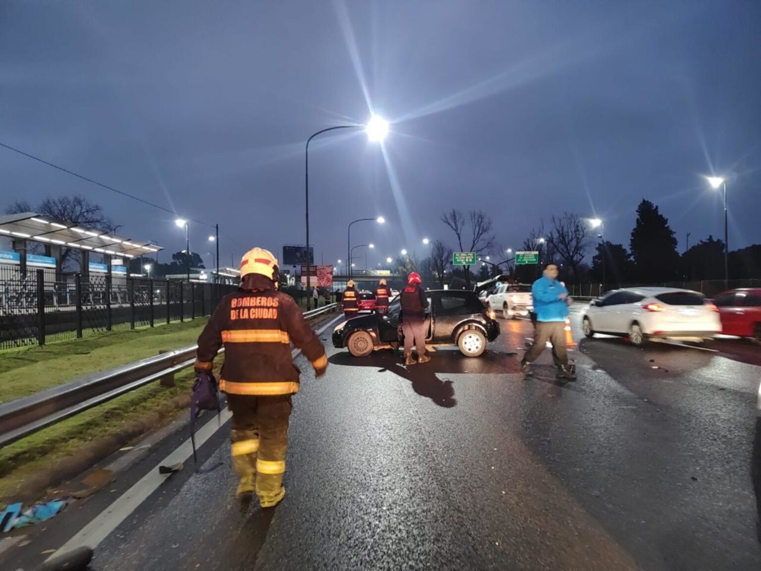 Impactante choque frente a la cancha de River: seis heridos y corte parcial de la avenida Cantilo | FM Avenida