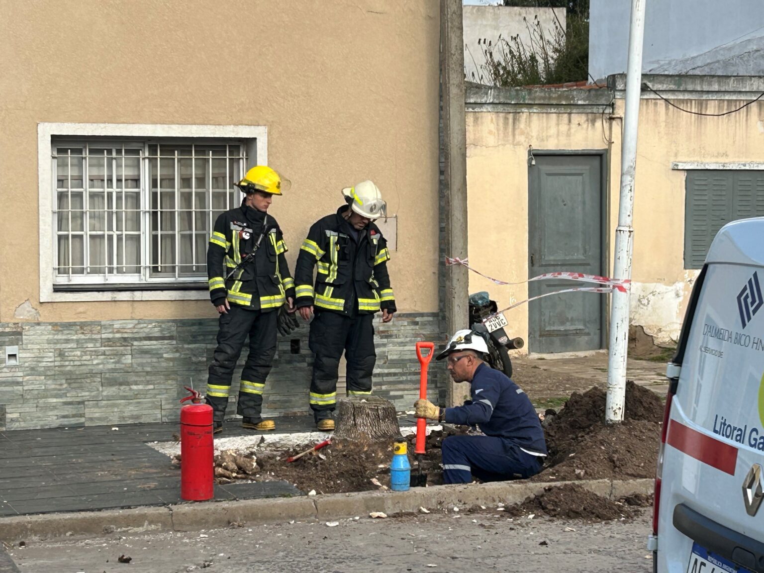 Importante pérdida de gas en Rivadavia al 1900: Bomberos y dos unidades de Litoral Gas trabajaban en la zona | FM Avenida