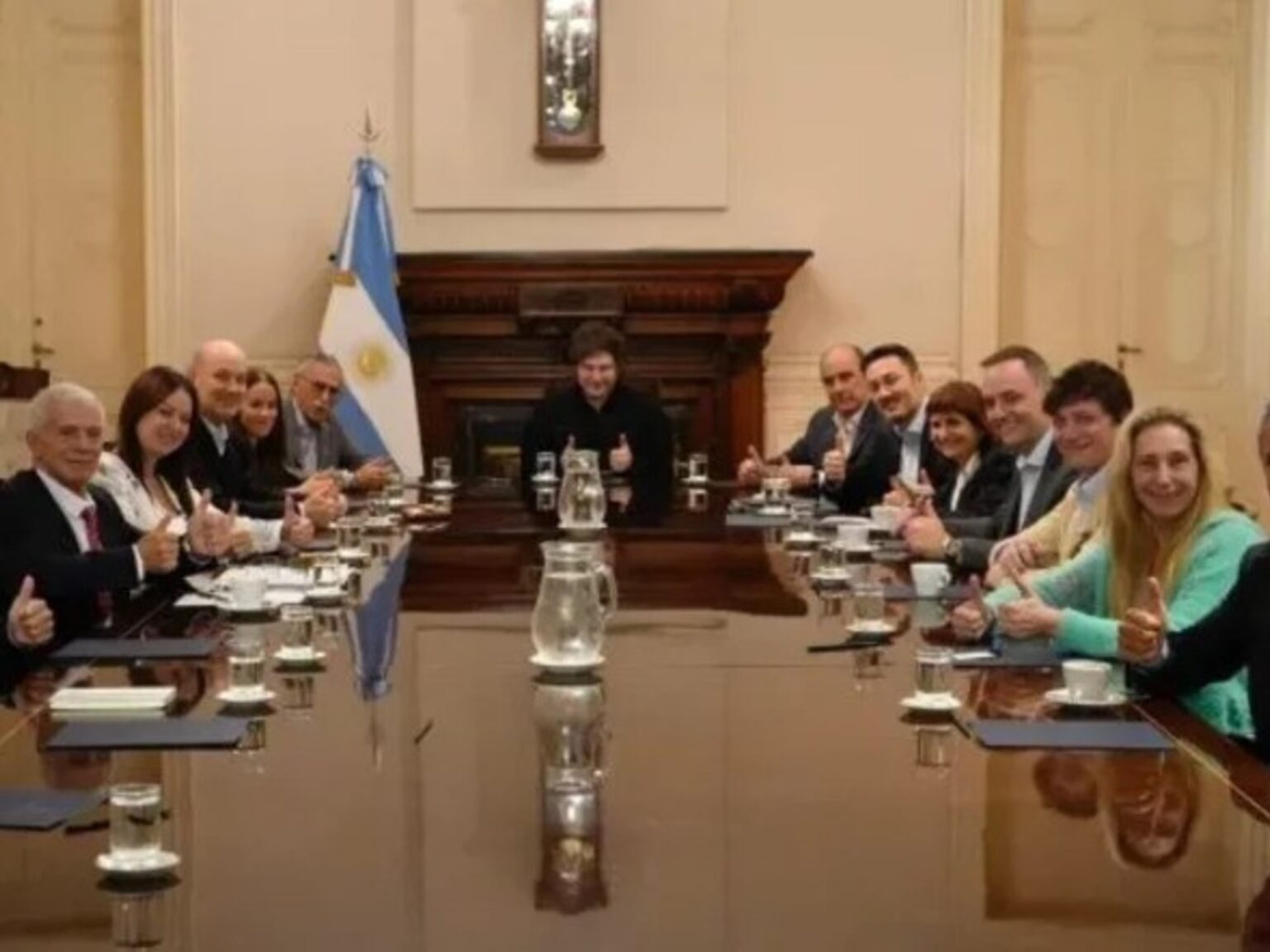 Javier Milei y sus medidas, EN VIVO: el Presidente encabezará hoy una reunión de Gabinete con el foco en los vetos y el cierre de listas | FM Avenida