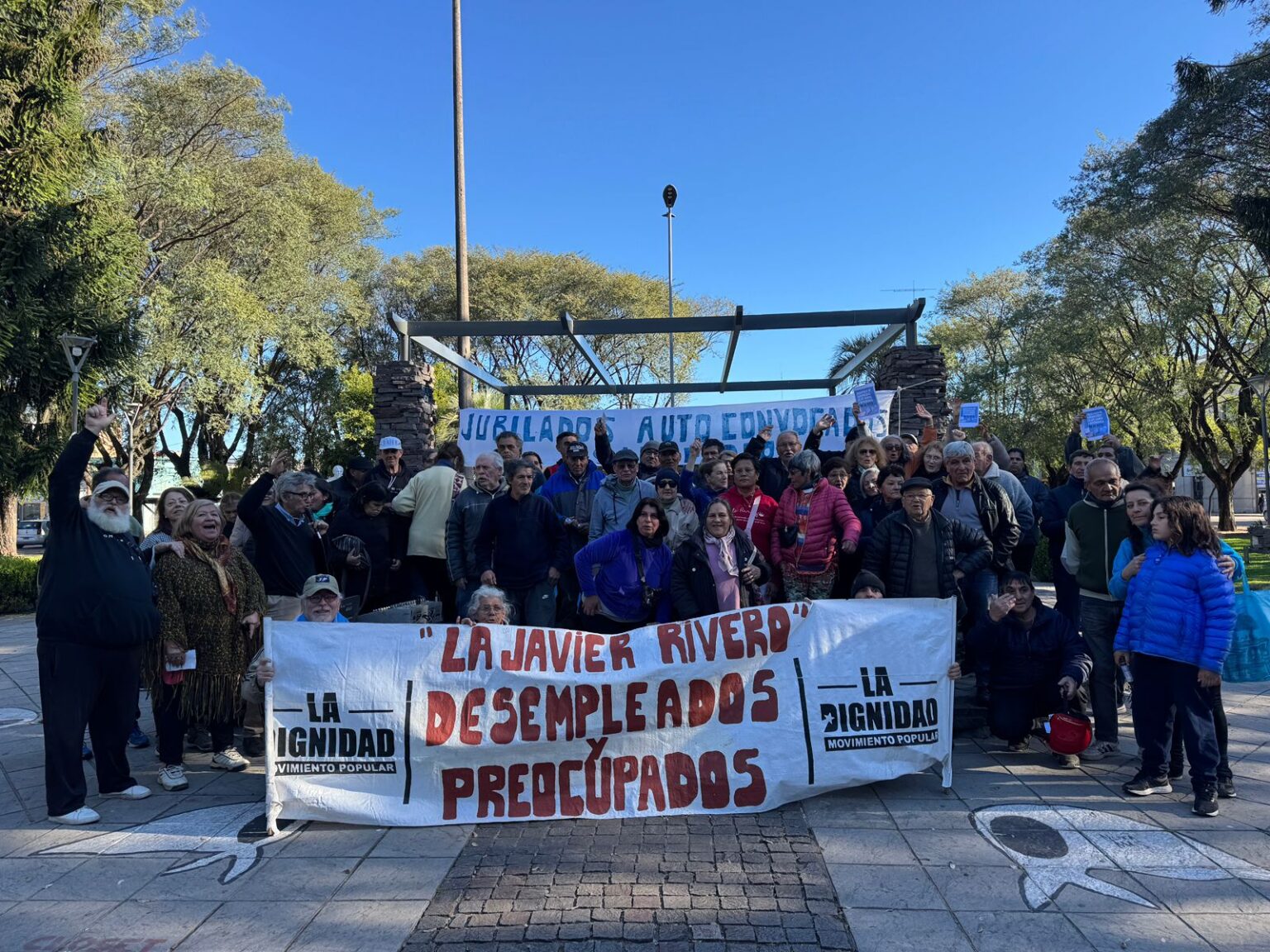 Jubilados autoconvocados se reunieron para escuchar la sesión de Diputados que trata los vetos del presidente Milei | FM Avenida