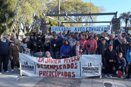 Jubilados, familiares de niños con autismo y desempleados manifestaron en la plaza mientras el Congreso debatía los vetos | FM Avenida