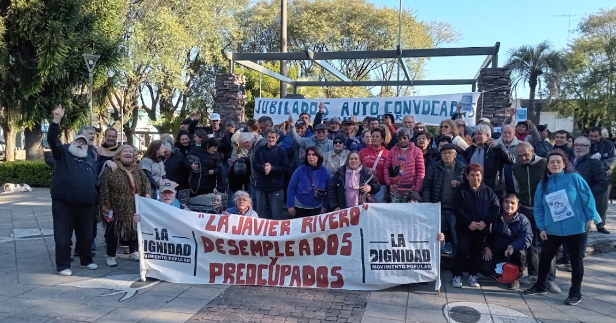 Jubilados, familiares de niños con autismo y desempleados manifestaron en la plaza mientras el Congreso debatía los vetos | FM Avenida