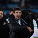 La noche de furia de Gustavo Costas: le gritó "ladrón" al árbitro, aplaudió con ironía, fue expulsado y se expone a una dura sanción | FM Avenida