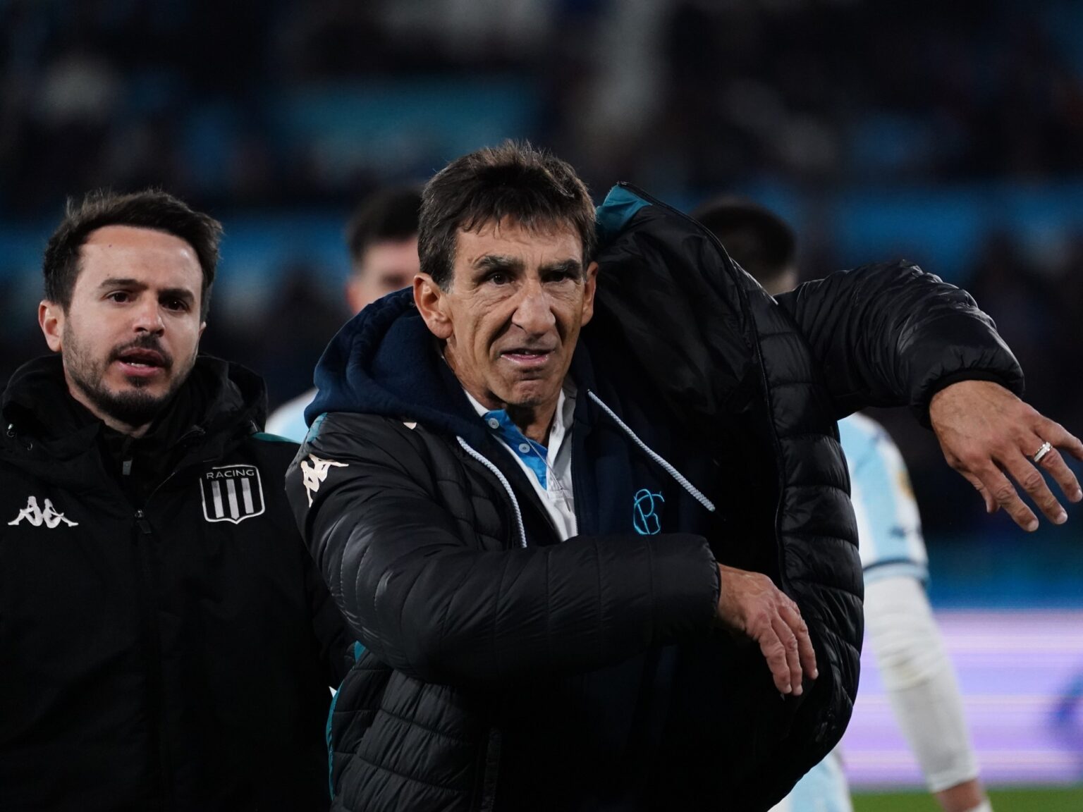 La noche de furia de Gustavo Costas: le gritó "ladrón" al árbitro, aplaudió con ironía, fue expulsado y se expone a una dura sanción | FM Avenida
