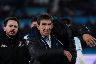 La noche de furia de Gustavo Costas: le gritó "ladrón" al árbitro, aplaudió con ironía, fue expulsado y se expone a una dura sanción | FM Avenida