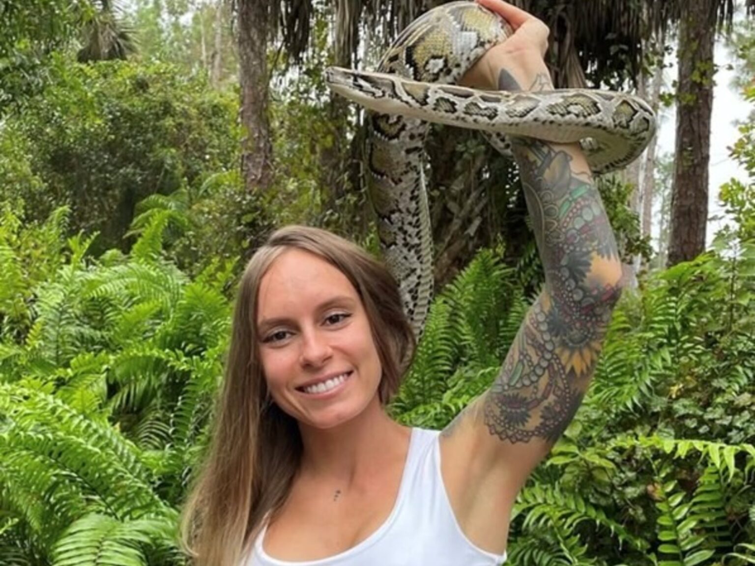 La peligrosa competencia de cazar serpientes en Florida tiene una ganadora: quién es y el suculento premio de miles dólares | FM Avenida