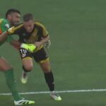 Los bloopers de un arquero argentino en el debut en la Liga de España: dos errores insólitos y expulsión en el primer tiempo | FM Avenida