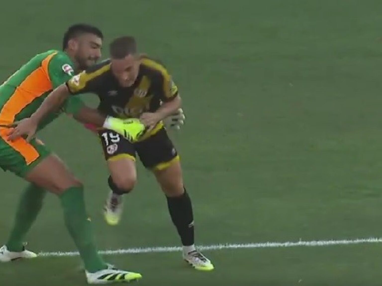 Los bloopers de un arquero argentino en el debut en la Liga de España: dos errores insólitos y expulsión en el primer tiempo | FM Avenida