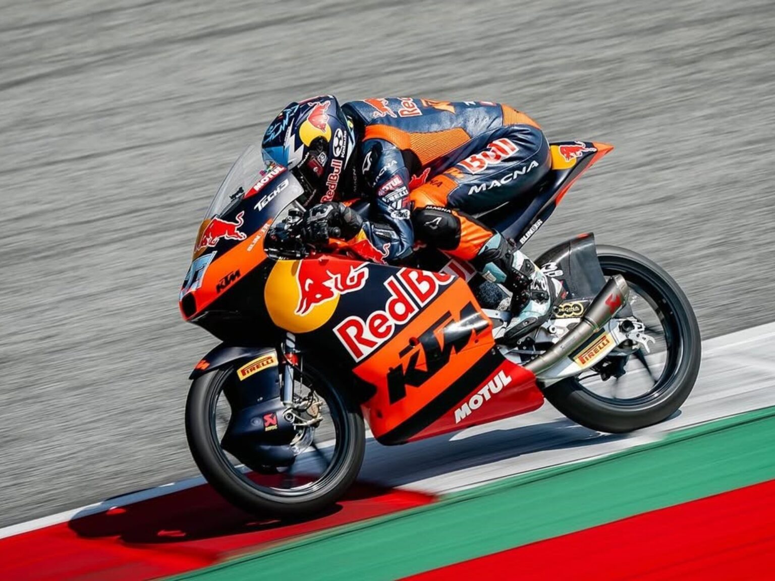 Moto3: Valentín Perrone acarició su primera victoria en el GP de Austria pero un inoportuno toque lo relegó al séptimo puesto | FM Avenida