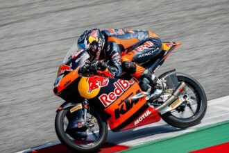 Moto3: Valentín Perrone acarició su primera victoria en el GP de Austria pero un inoportuno toque lo relegó al séptimo puesto | FM Avenida