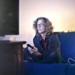 Por qué algunas personas buscan spoilers y qué revela eso sobre su mente | FM Avenida