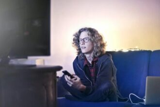 Por qué algunas personas buscan spoilers y qué revela eso sobre su mente | FM Avenida