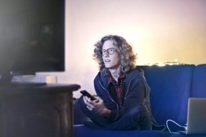Por qué algunas personas buscan spoilers y qué revela eso sobre su mente | FM Avenida