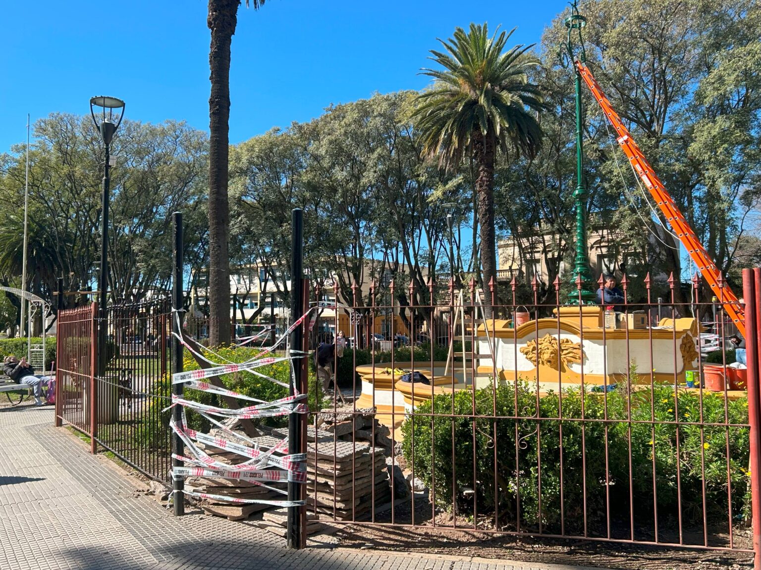 Rejas en la fuente de plaza Constitución: "Es una berretada", cuestionó Paola Basso en el Concejo | FM Avenida