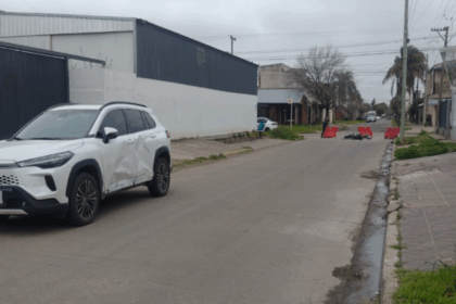 Un motociclista sufrió una fractura en una pierna tras chocar con un auto | FM Avenida