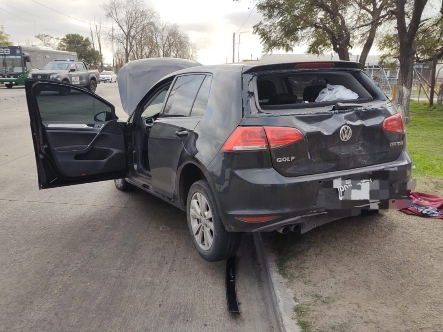 Una persecución entre la Policía y dos ladrones, que empezó en Pompeya y terminó en Lanús, fue grabada por los pasajeros de un colectivo | FM Avenida