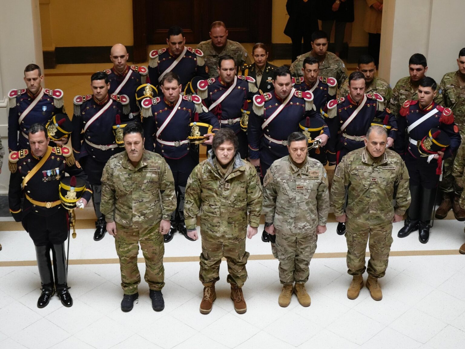Vestido de militar, Javier Milei se mostró con un ministro que será candidato a diputado | FM Avenida
