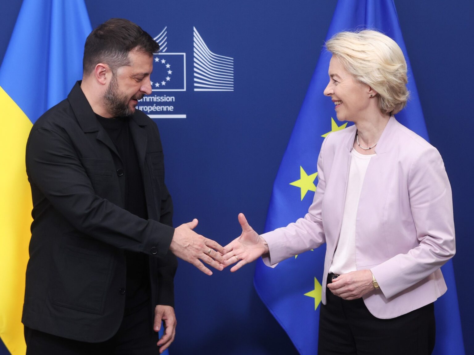 Zelenski no está solo: Macron, Meloni y otros líderes europeos lo acompañarán a su reunión con Trump en la Casa Blanca | FM Avenida