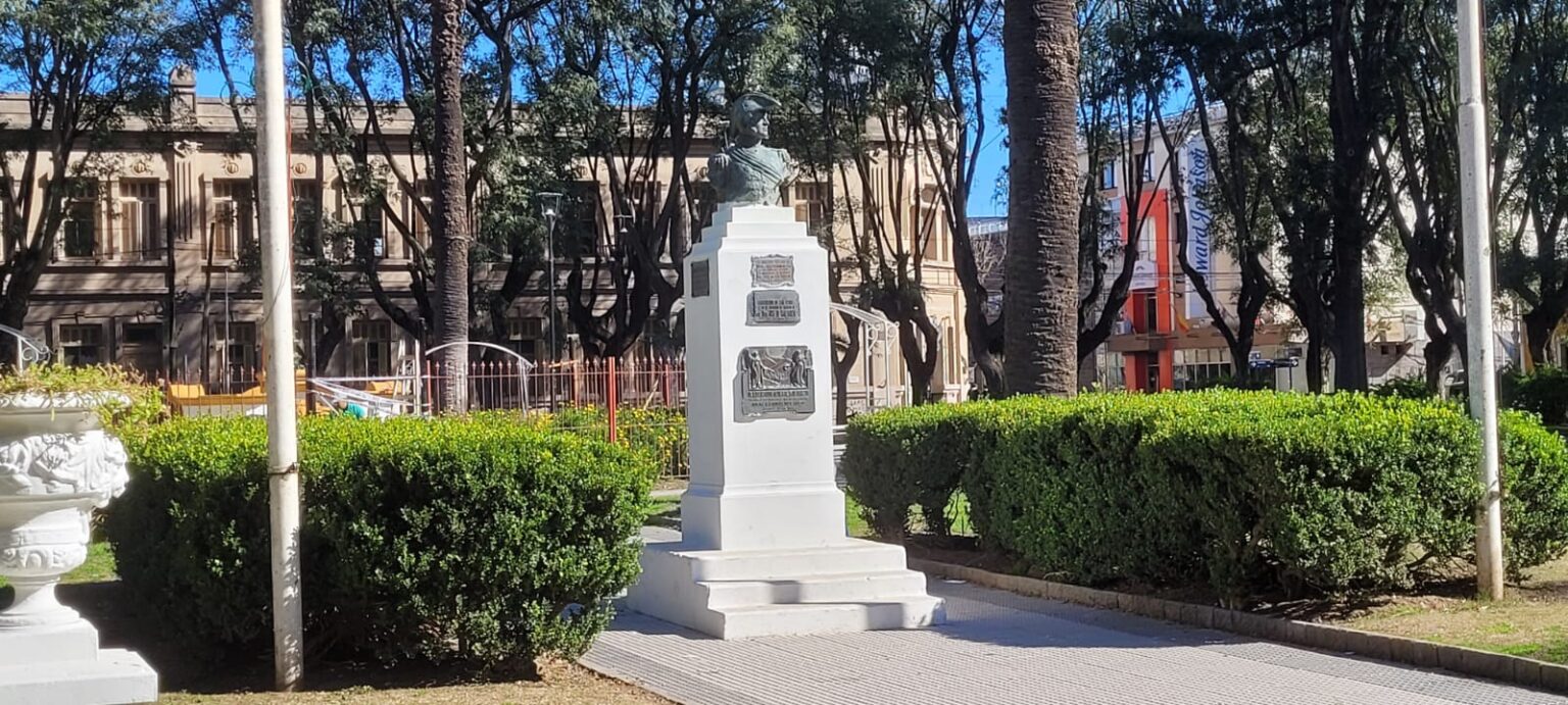 Busto de San Martín en Plaza Constitución con propuesta de tierra de Yapeyú
