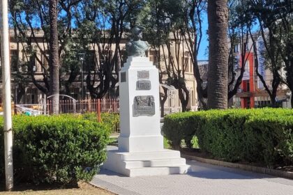 Busto de San Martín en Plaza Constitución con propuesta de tierra de Yapeyú