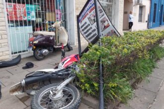 Accidente en Belgrano y Lavalle: una moto chocó contra el cartel de una despensa | FM Avenida