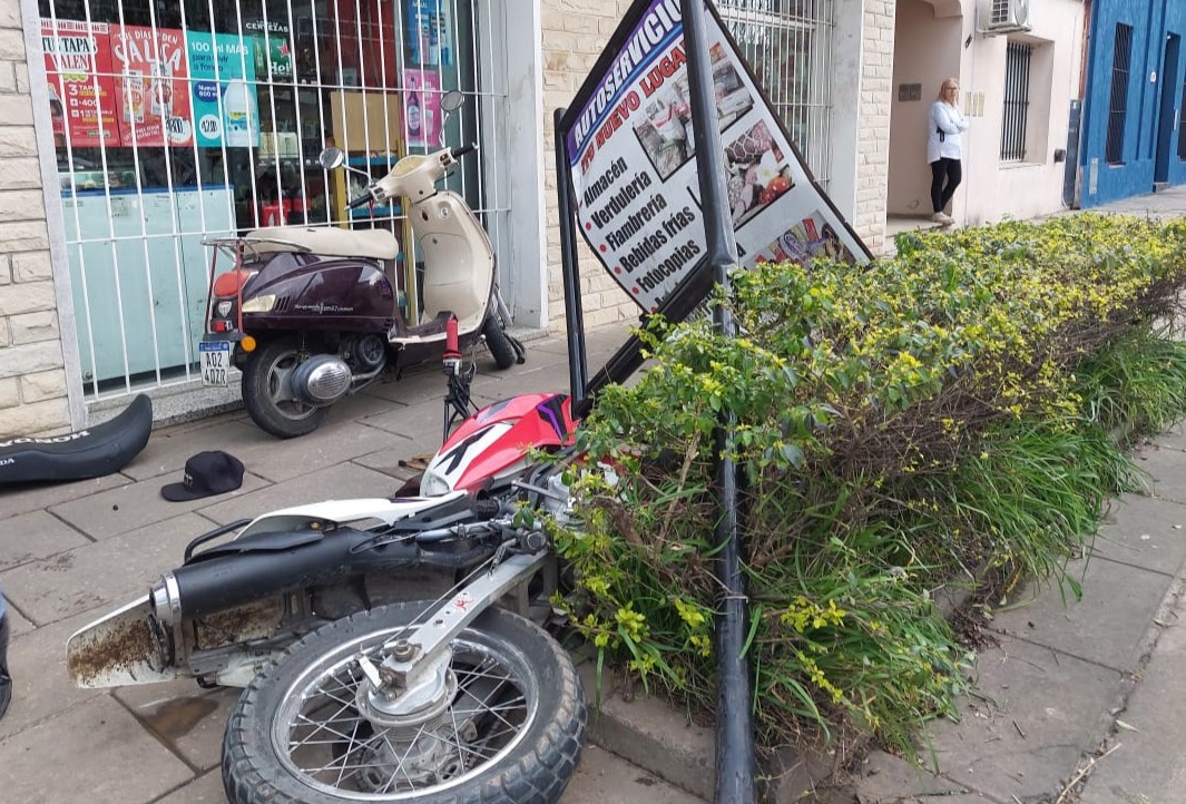 Accidente en Belgrano y Lavalle: una moto chocó contra el cartel de una despensa | FM Avenida