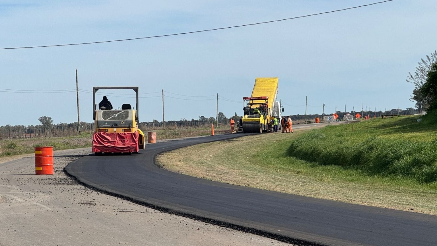 Avanza la repavimentación del acceso a Santa Lucía: media calzada ya tiene nueva carpeta asfáltica | FM Avenida