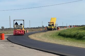 Avanza la repavimentación del acceso a Santa Lucía: media calzada ya tiene nueva carpeta asfáltica | FM Avenida
