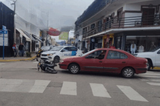 Choque entre un auto y una moto deja a una mujer herida | FM Avenida