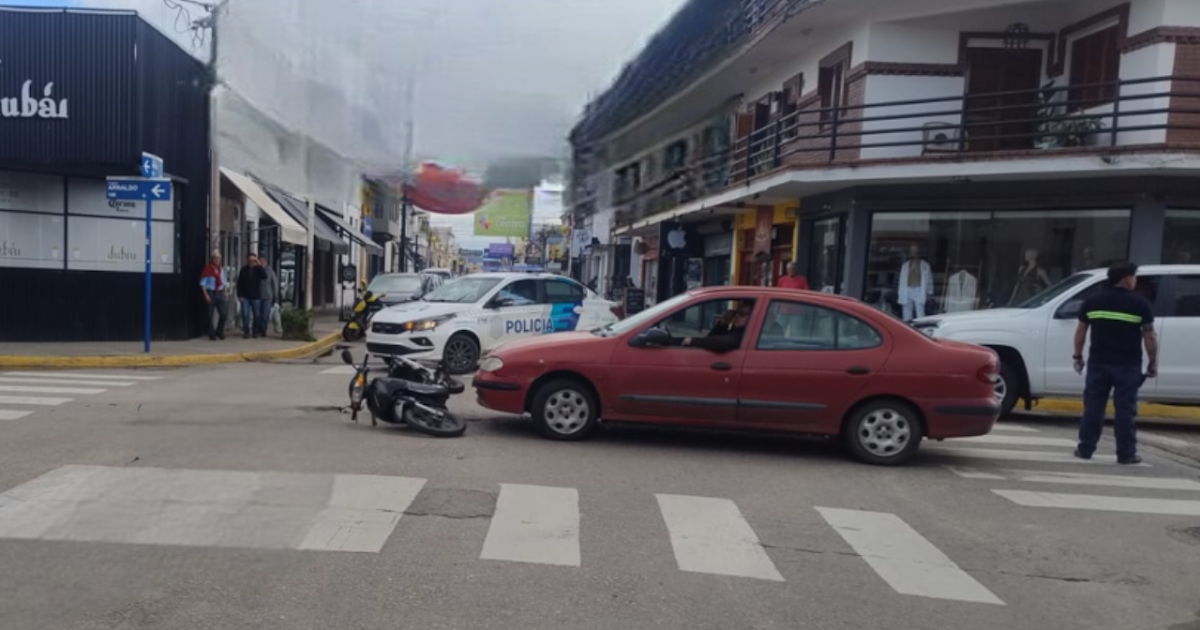 Choque entre un auto y una moto deja a una mujer herida | FM Avenida