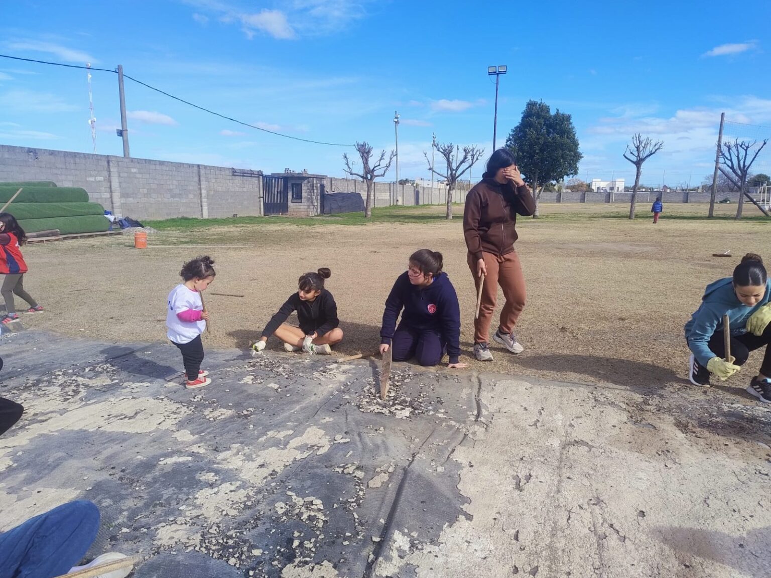 Club Mitre: organizan una fiesta del estudiante para recaudar fondos y colocar césped sintético en la cancha de hockey | FM Avenida