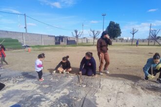 Club Mitre: organizan una fiesta del estudiante para recaudar fondos y colocar césped sintético en la cancha de hockey | FM Avenida