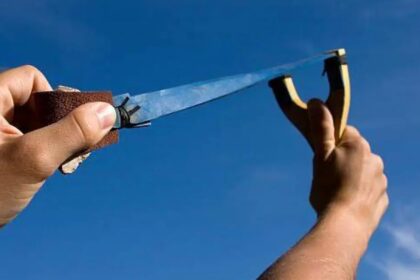Detienen a un joven de 15 años por daños en el alumbrado público con una gomera | FM Avenida