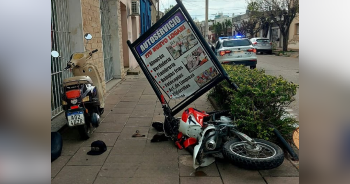 Dos jóvenes heridos tras chocar en moto contra un cartel | FM Avenida