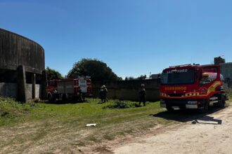 Incendio en la ex planta depuradora: dos unidades de Bomberos trabajaron para sofocar el fuego | FM Avenida