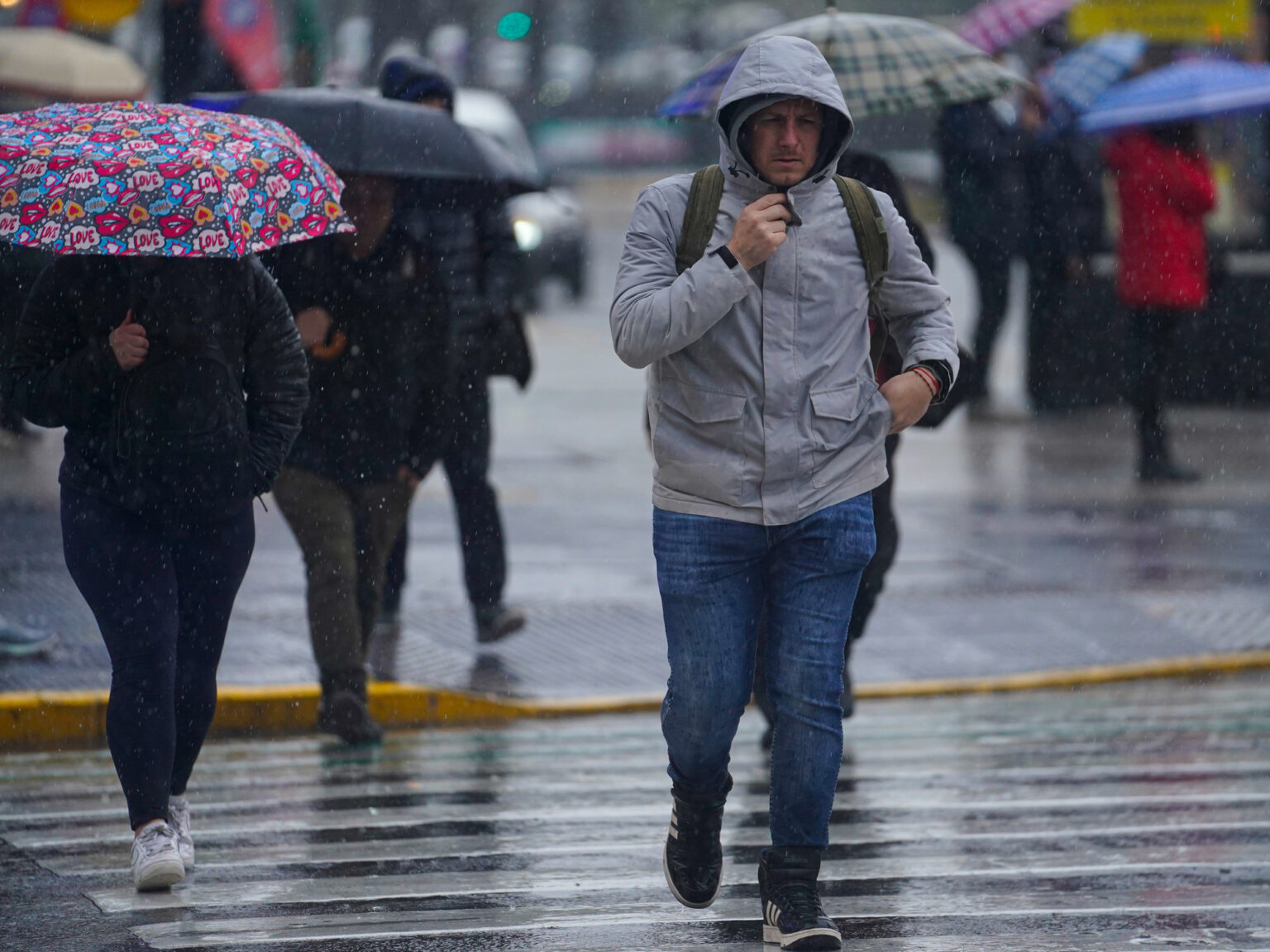 Luego de que el cielo se pusiera "negro", diluvia sobre la Ciudad de Buenos Aires y el conurbano: hasta cuándo seguirán las lluvias | FM Avenida