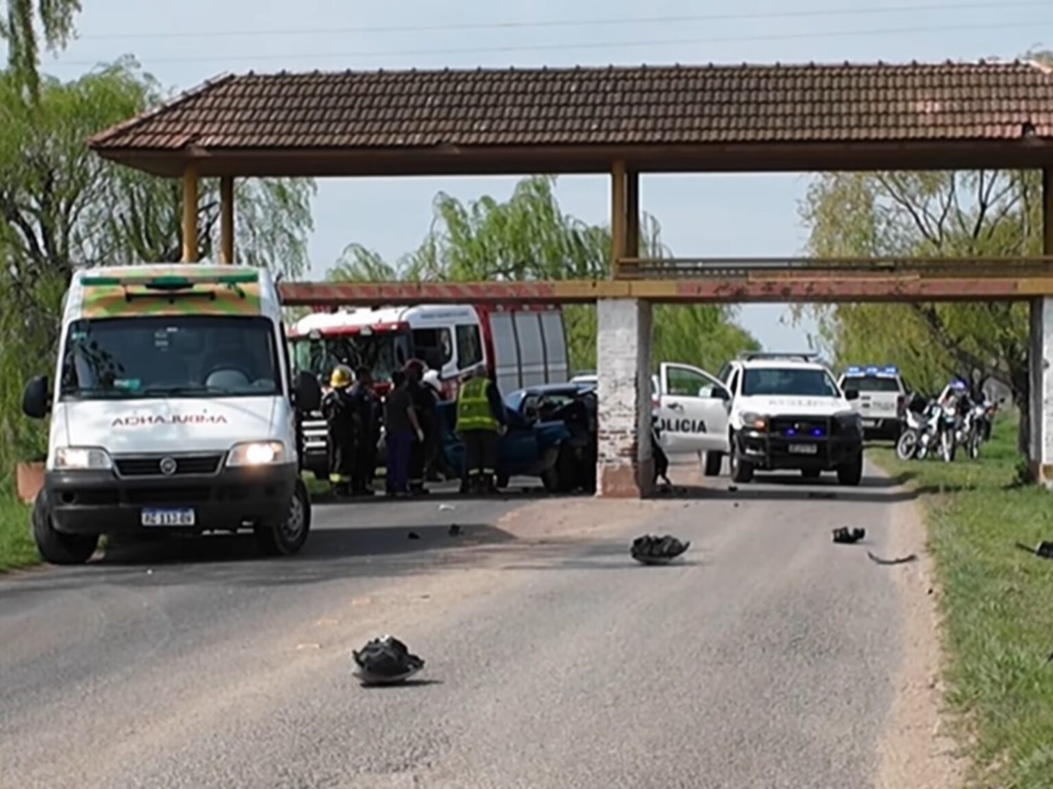 Murieron una mujer y su hija tras chocar con la columna de un limitador de altura en Olavarría | FM Avenida